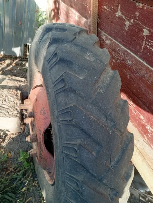 Remorca tractor cu cos de lemn
