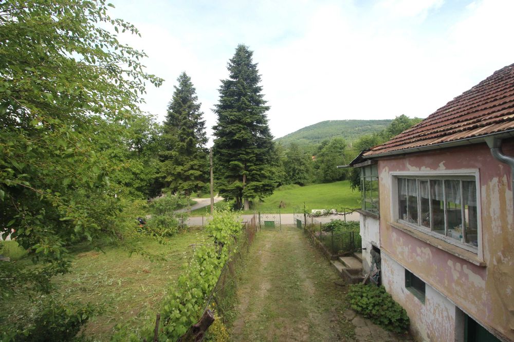 Продава къща с двор в центъра на с. Гергини, общ. Габрово