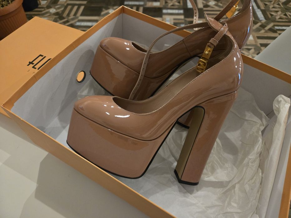 Официални обувки на висок ток в  бежов цвят