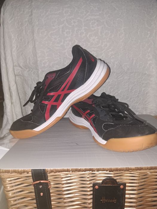 Продаются  кроссовки  Asics Upcourt 5 - black/classic red