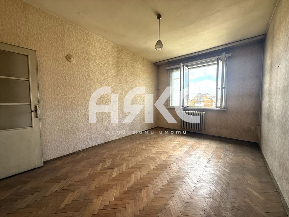 Тристаен апартамент в Центъра до МЕТРОСТАНЦИЯ