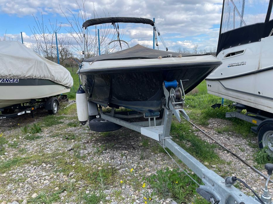 Ambarcatiune Bayliner Element E16 cu peridoc
