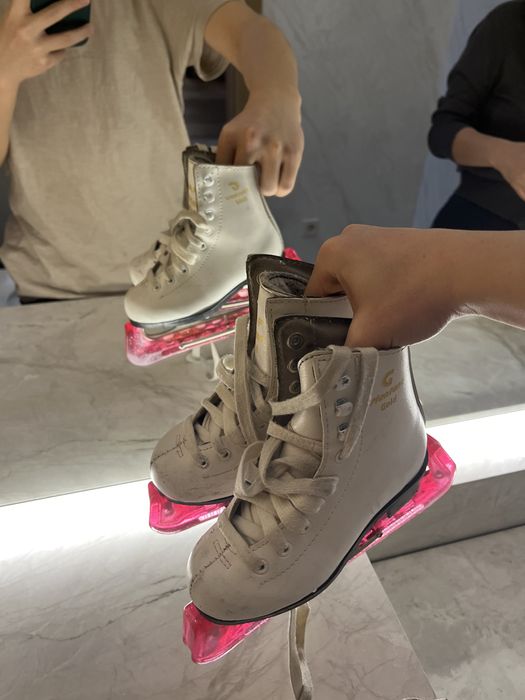 Продам коньки, практически новые. Лед видели только по телевизору