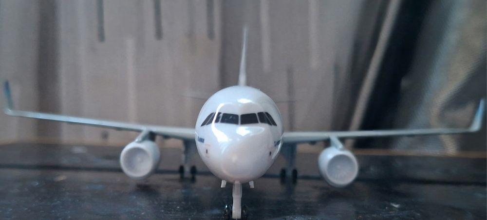 Продам модельку самолёта Airbus A320neo в фирменном ливерии
