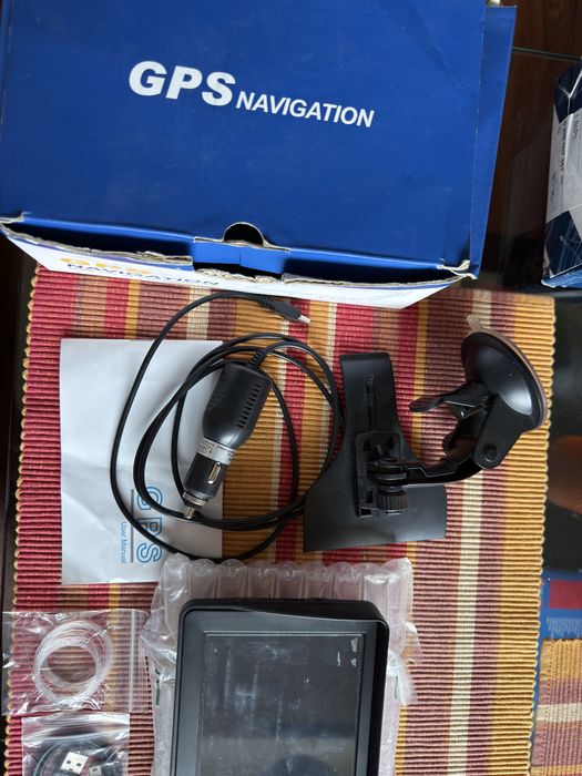 GPS навигация 256 + 8GB , за коли и камиони. Зрядно за запалка и стойка.