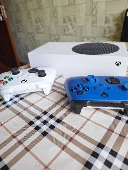 X-BOX Series S with 2 controller