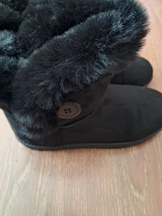Vând Botine noi .
