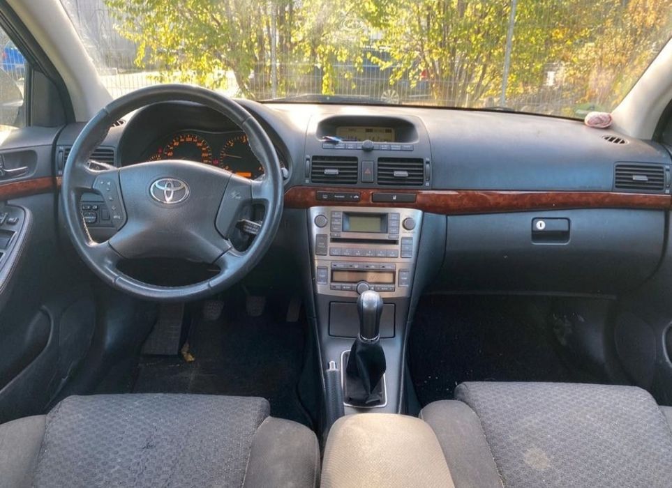 Dezmembrez Toyota Avensis 2.0 116 cp 2005
