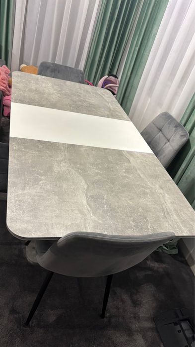 Masa living cu 4 scaune