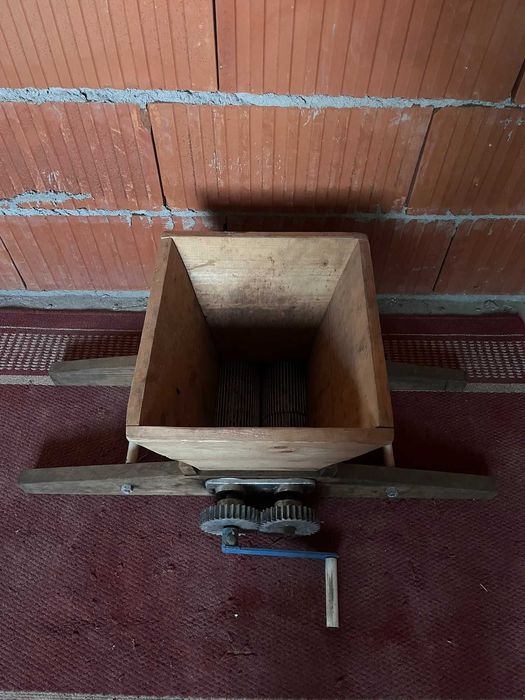 Zdrobitor struguri - role metalice și cadru stejar