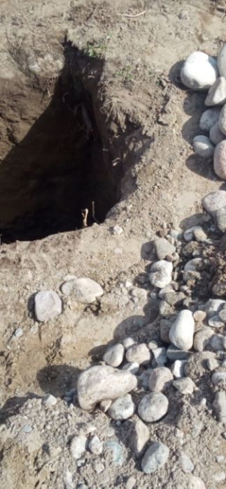 Копаем  траншей  землю ямы траншею