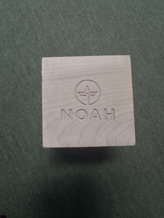 Ceas NOAH din lemn, curea galbenă, cu dată, cutie originala