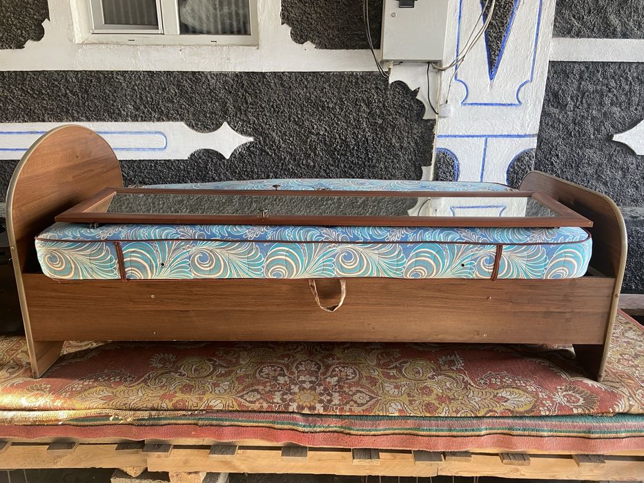 Кровать деревянная без матраса