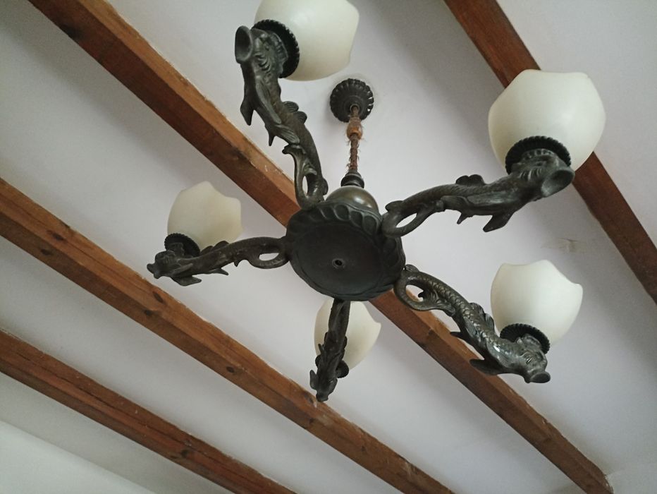 Продавам старинен полилей