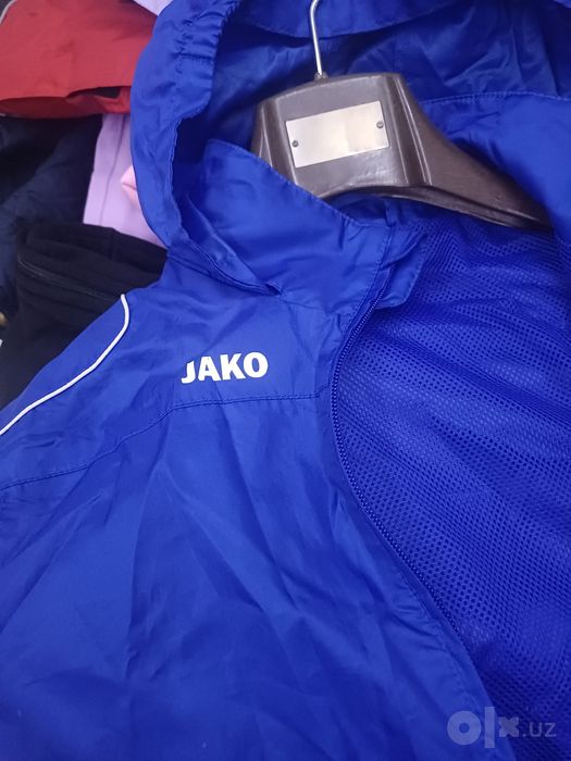Продаётся фирменный спортивный ветровка