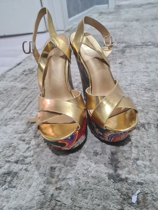 Продам босоножки