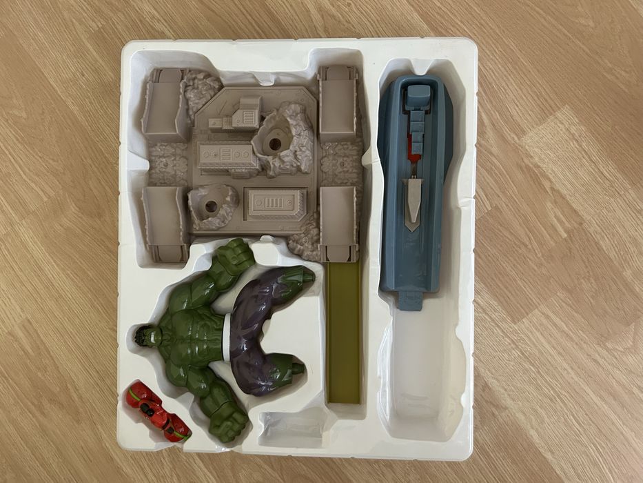 Hot Wheels Track Avengers Hulk Smash – комплект + 2 колички Hot Wheels подарък