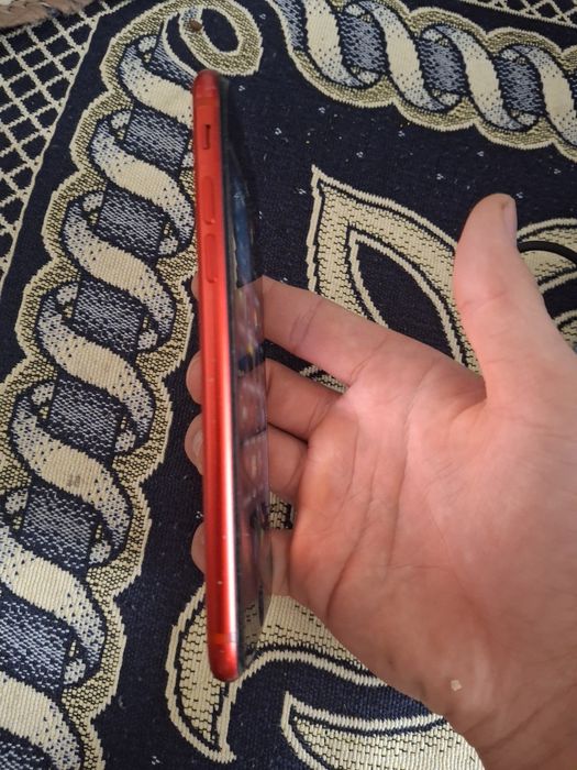 Айфон се 2020 кызыл түсті