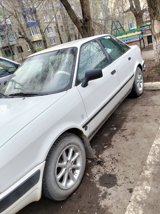 Автомобиль ауди 80 В4