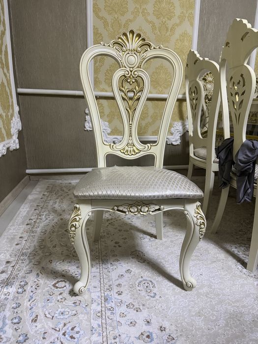 Стол авальный.