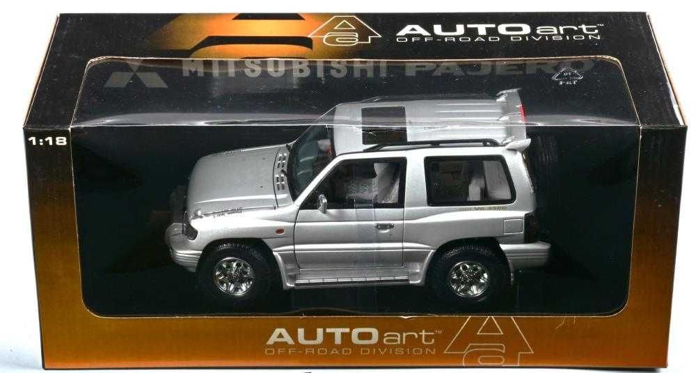 1:18 Mitsubishi Pajero SWB '1998 silver.