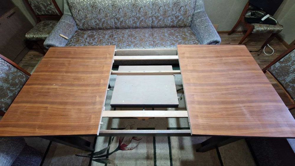 стол со стульями гостинный