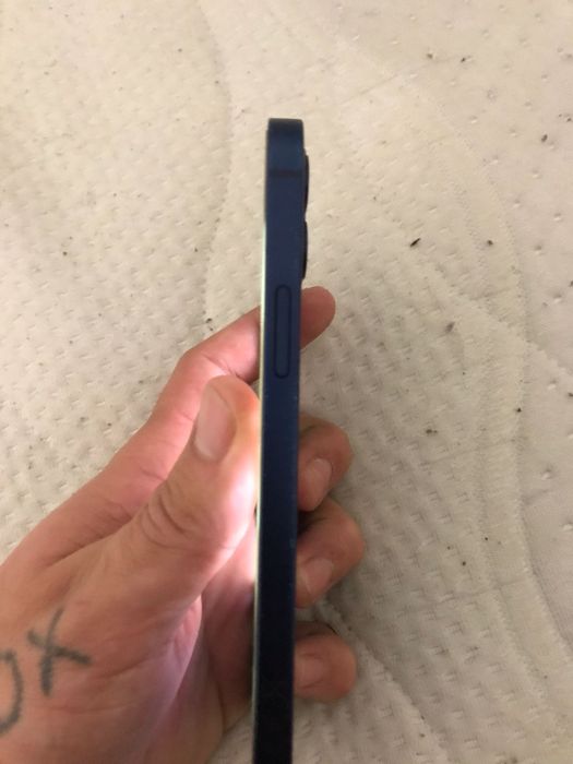 Vând iPhone 12 albastru