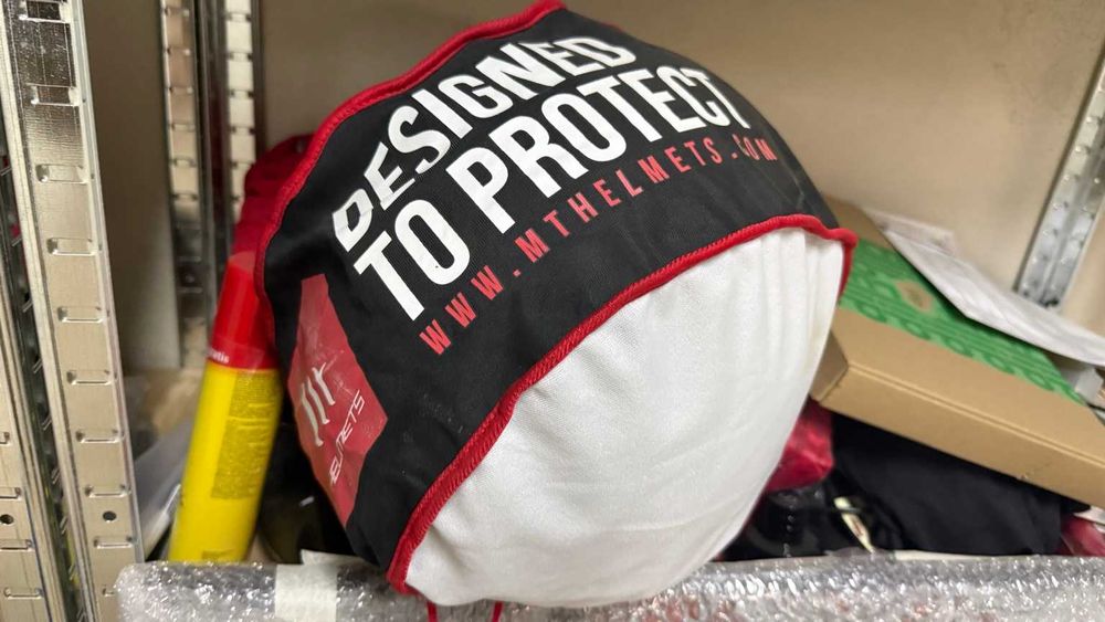 Мото каска MT Helmets 2XL със слънчев визьор