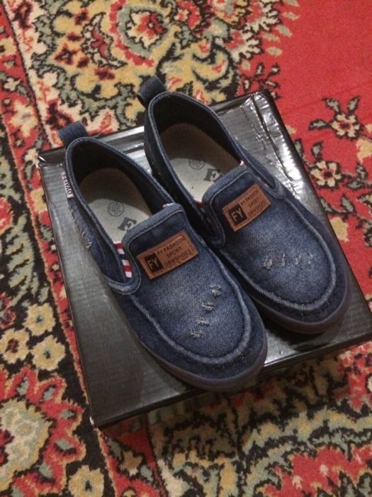 Макасы, кроссовки.