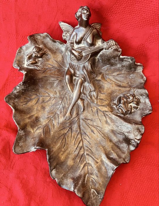 Piesa de colectie Art Nouveau svuota-tasche (golit-buzunare) sau mic platou decorativ în stil Art Nouveau este realizat din bronz sau alamă patinată,