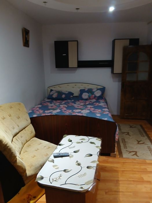 Inchiriez garsoniera negru voda