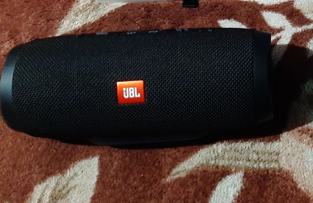 Vând boxă jbl charge 3 în stare bună