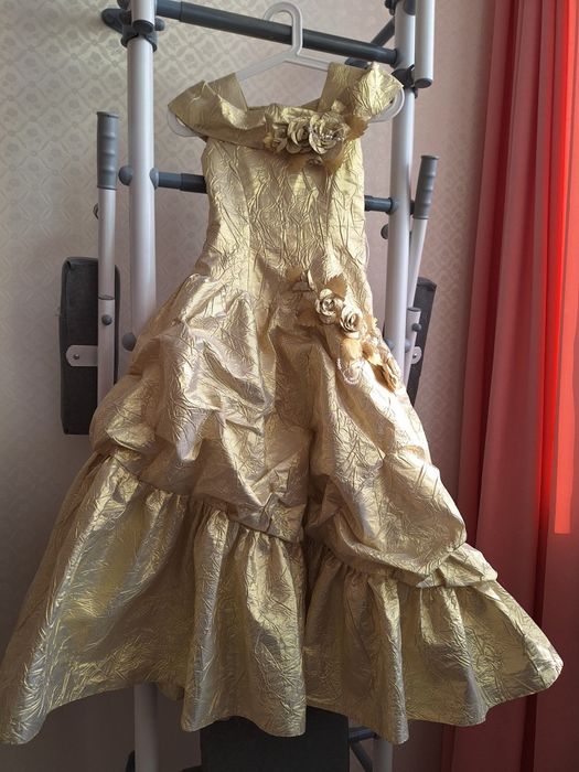 Шикарное золотистое бальное платье для девочки
