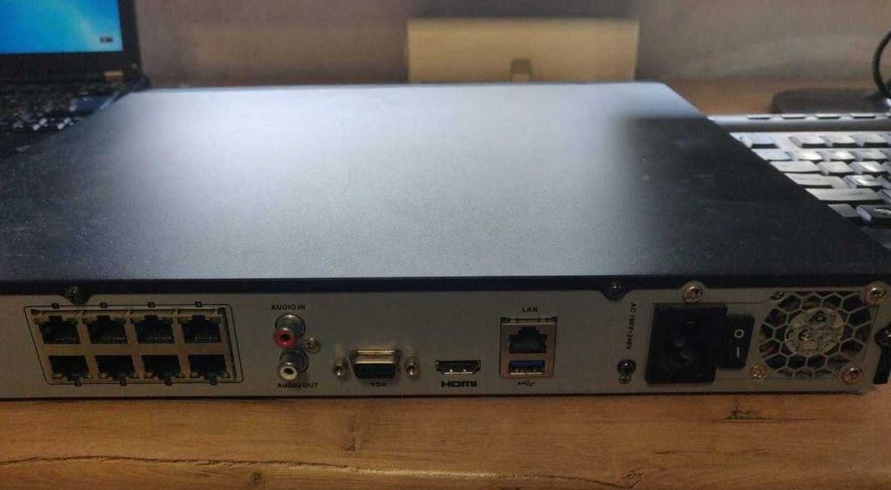 Видеорегистратор Hikvision DS-7608NI-E2/8P