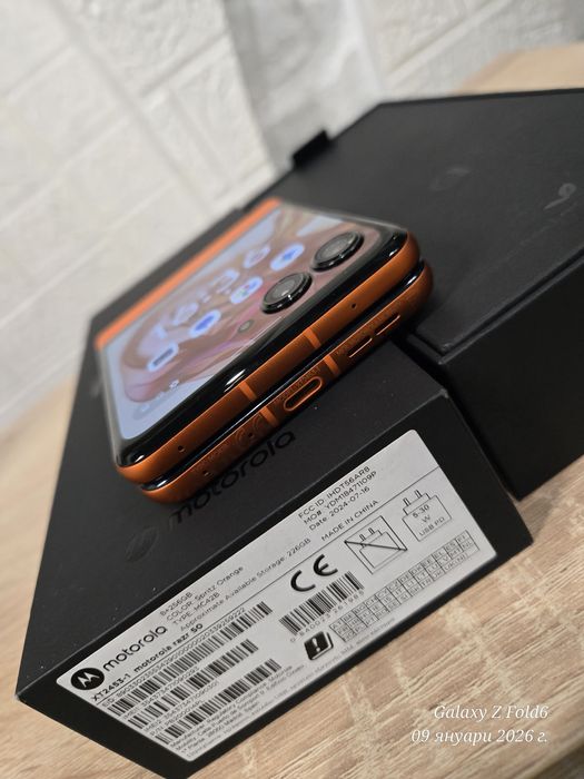 Motorola Razr 50  8/256gb чисто нов!