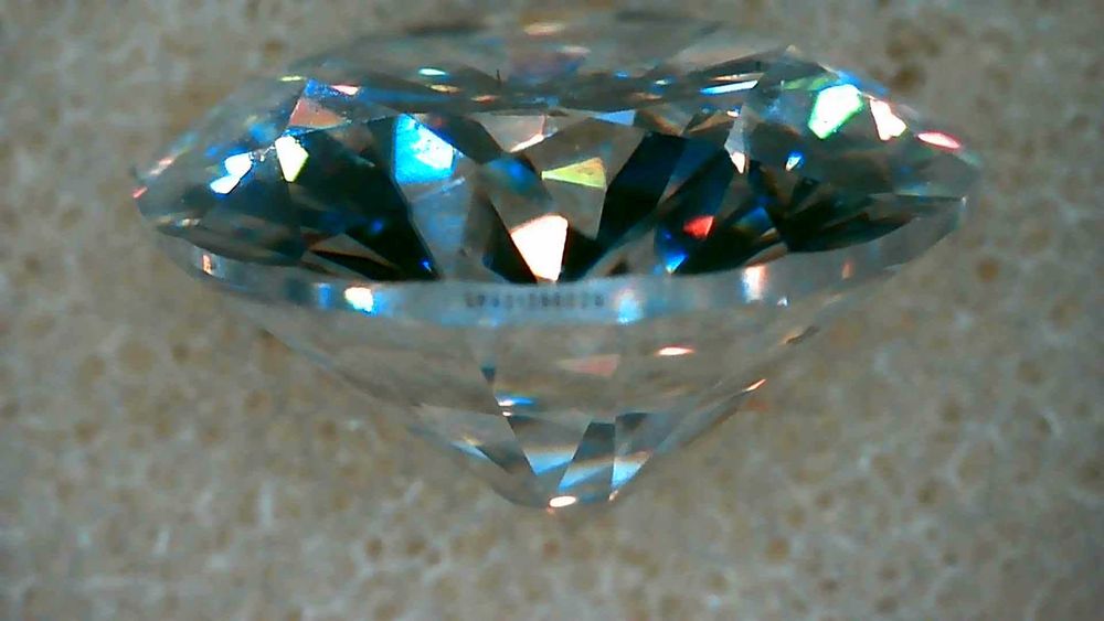 Диамант, Moissanite Brilliance, със сертификат, гравиран номер на камъка - 25 евро - 1 карат
