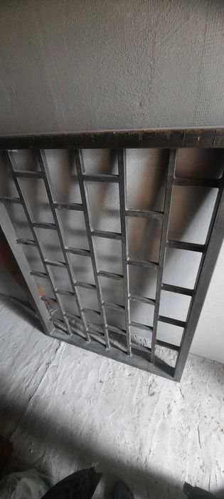 Желязна врата и решетка за прозорец