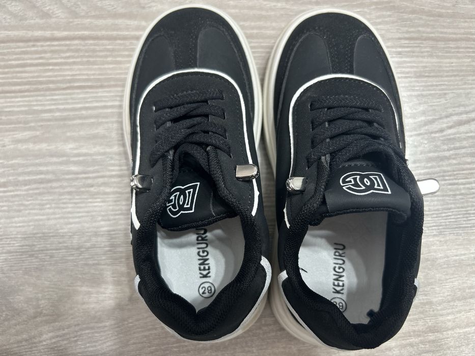 Продам детские кроссовки 29 размер