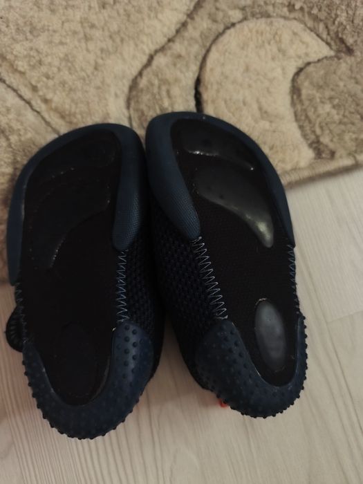 Încălțăminte de interior, 13 cm interior tălpică. Mărimea 22  au fost achiziționați din Decathlon. I-a purtat câteva zile la grădiniță
