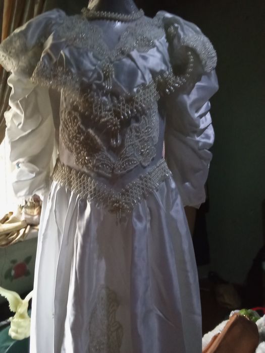 Белое нарядное свадебное платье ручной работы