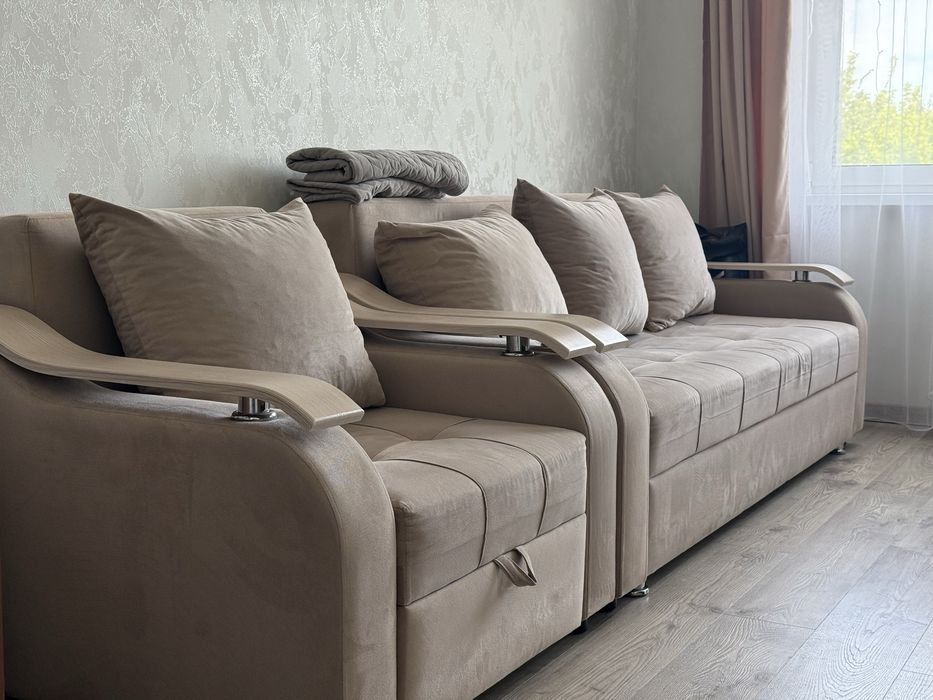 Диван с креслом для гостинной