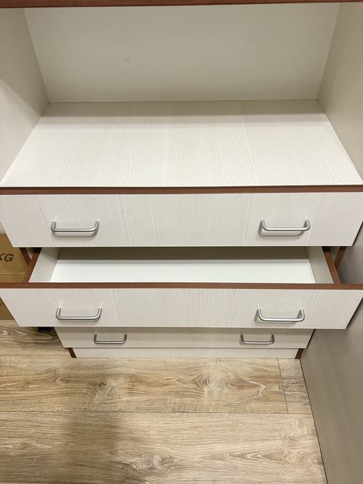 Продам шкаф книжный