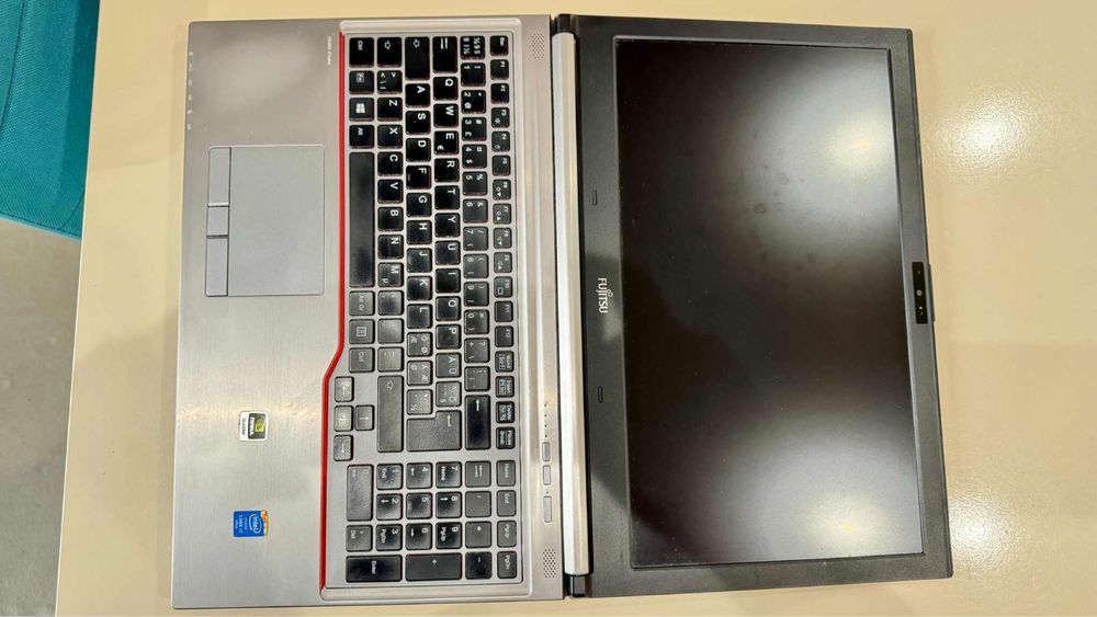 лаптоп Fujitsu Celsius H730