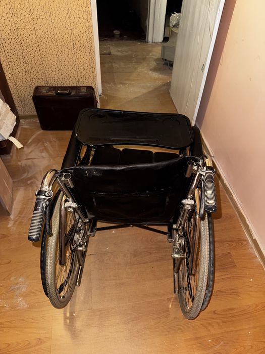 Инвалидное кресло со столиком