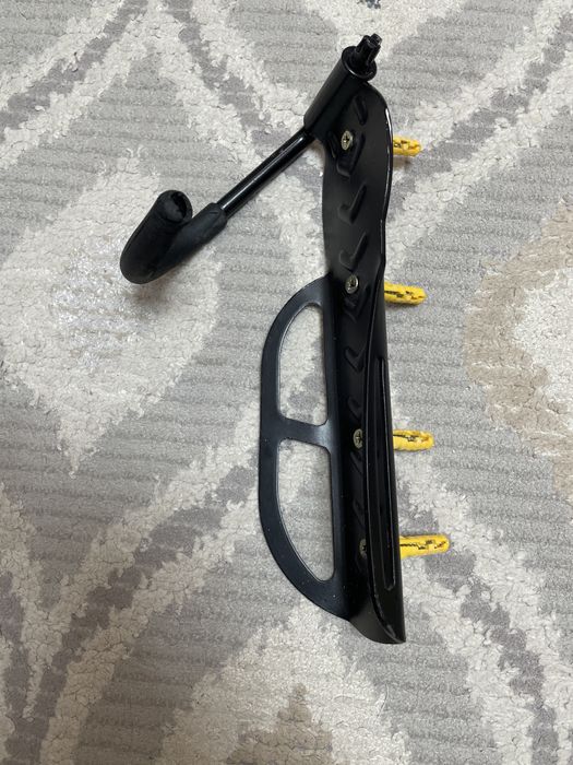 Настенный держатель самоката