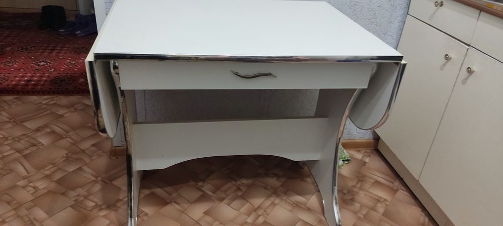 Продам обеденный стол