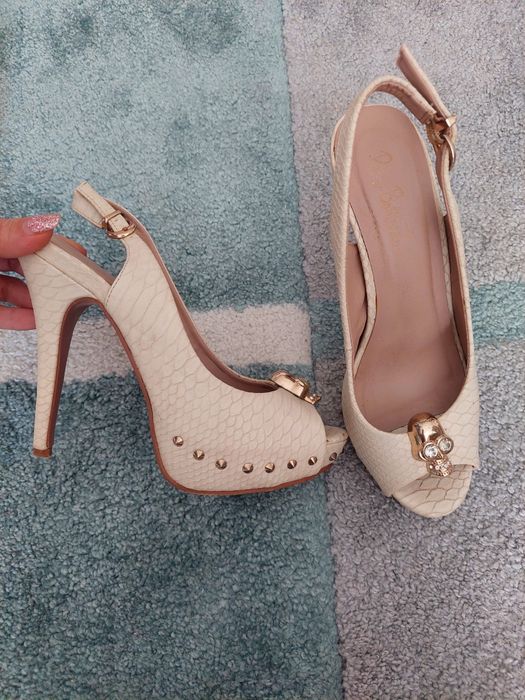 Бежови обувки на ток