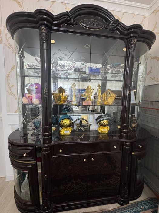 Продаётся Сервант с тумбой и зеркалом + стол и стуля