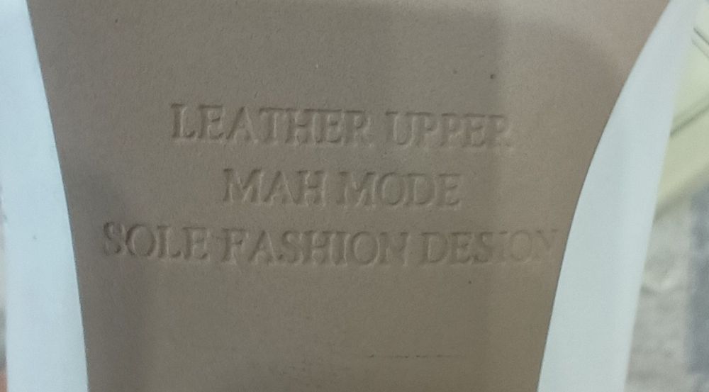 Продам женские белые туфли