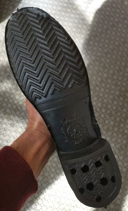 Червени, черни и жълти гумени ботуши,